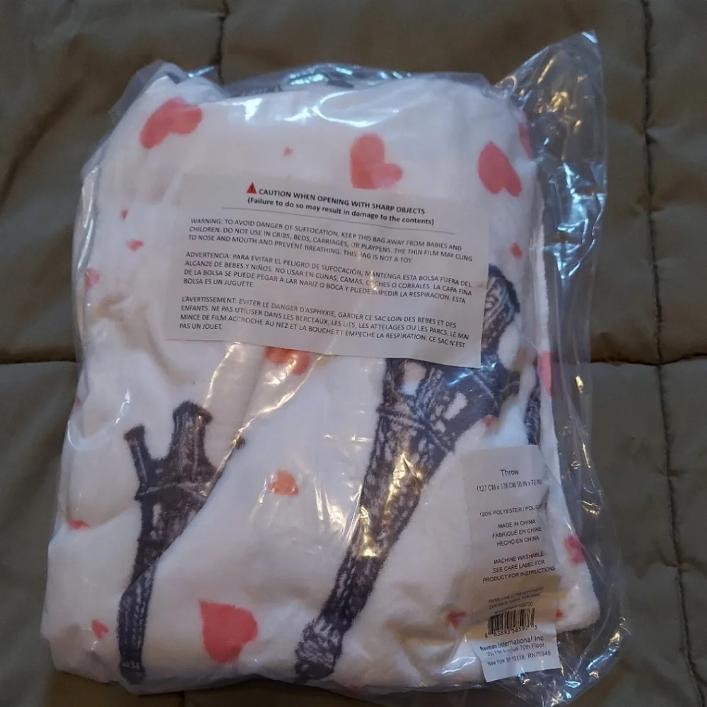 BETSEY JOHNSON PARIS LOVE PLUSH THROW BLANKET BNWT 1 Left